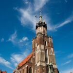 Widok wieży mariackiej z bliska  
