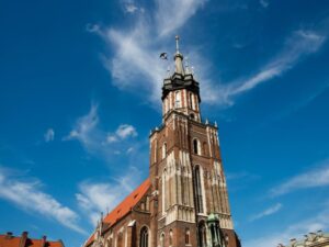 Widok wieży mariackiej z bliska
