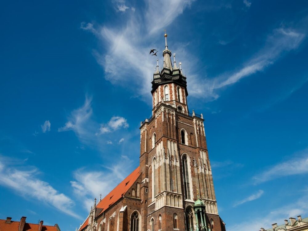 Widok wieży mariackiej z bliska