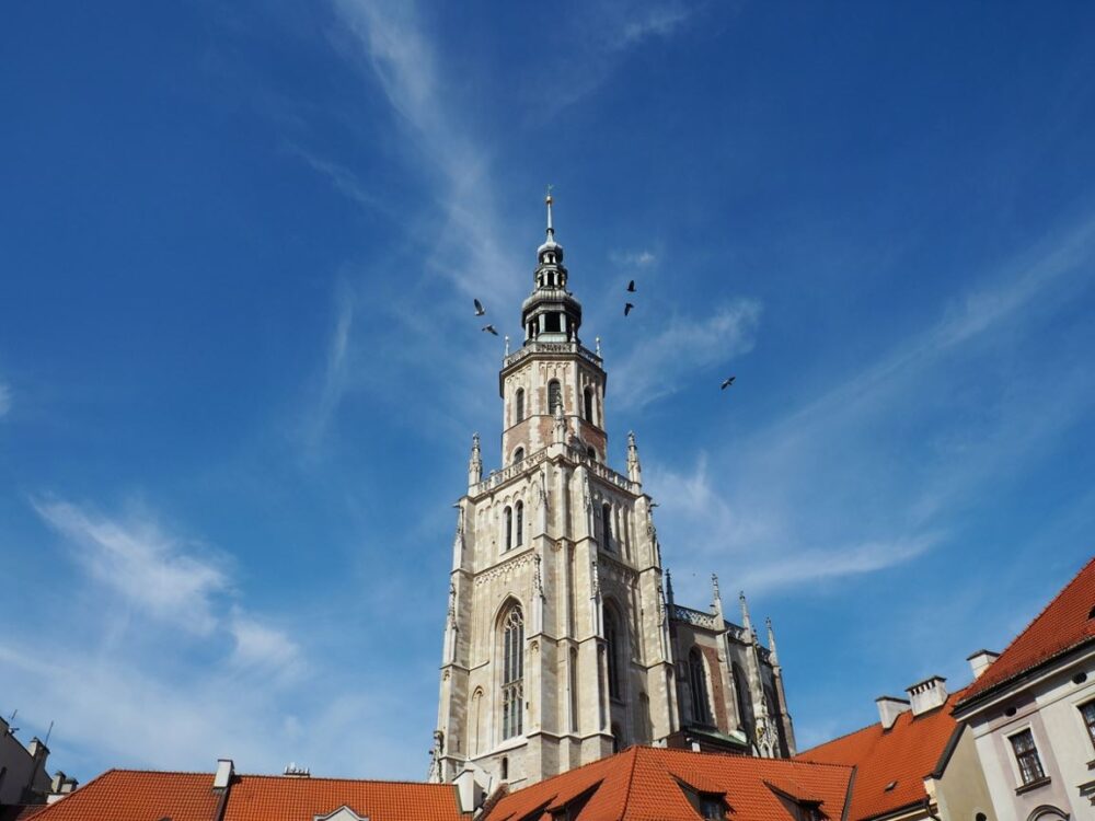 Wieża mariacka na tle nieba
