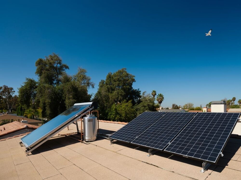 panel solarny na dachu