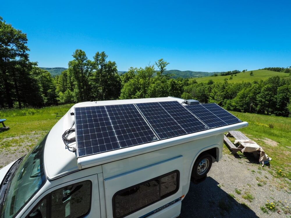 panele solarne na dachu kampera
