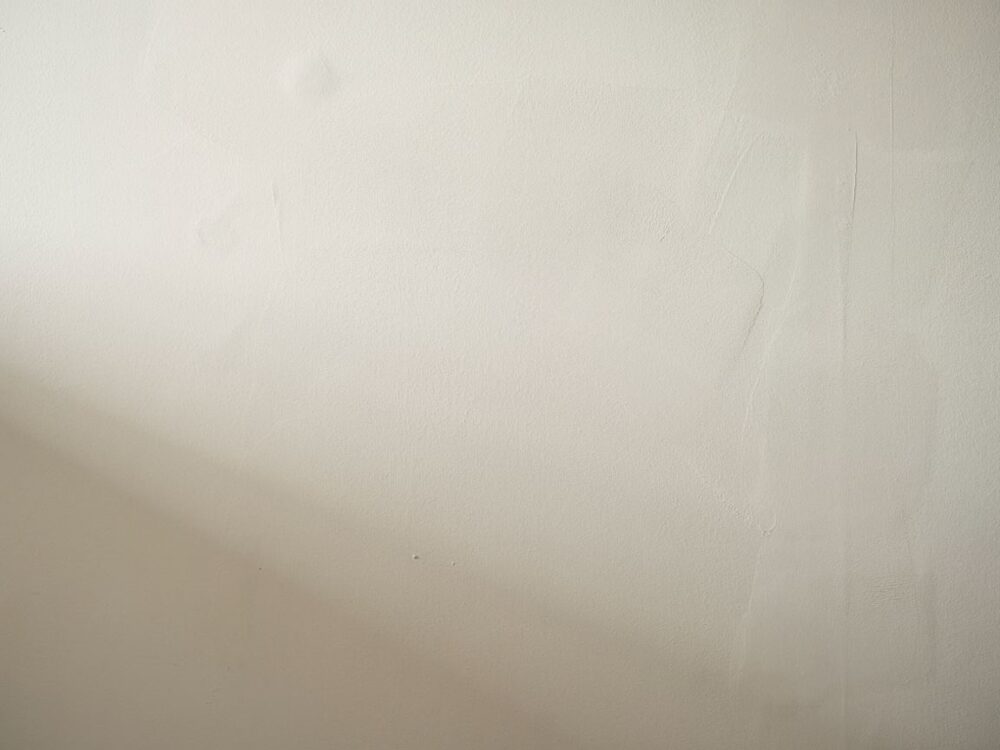 ściana pokryta tynkiem gładkim