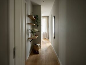 wąski przedpokój z oświetleniem LED